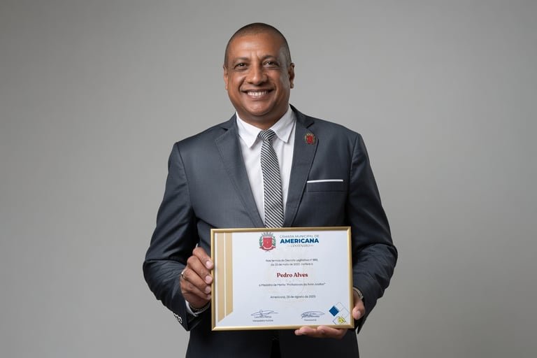 Dr. Pedro Alves recebendo homenagem da Câmara Municipal de Americana.