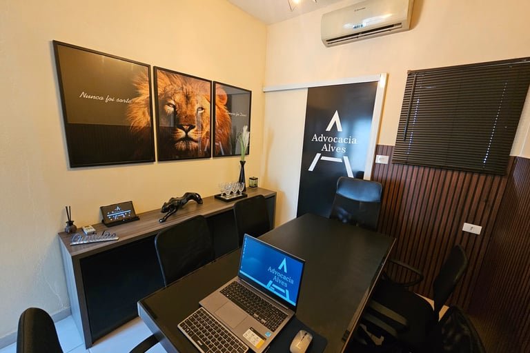 Sala de trabalho da Advocacia Alves em Americana, SP.